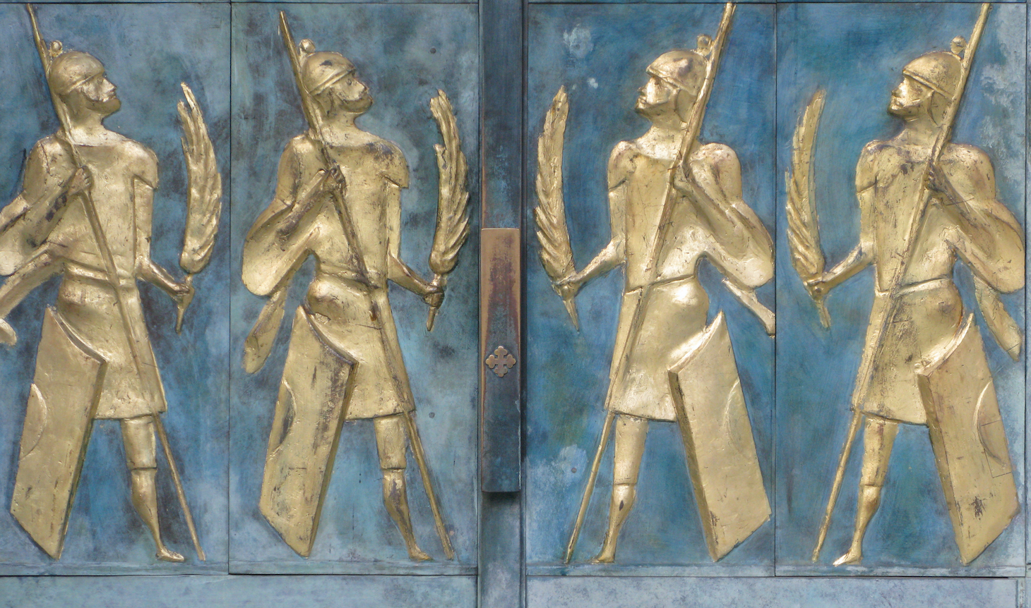 Saint-Maurice, le portail de la basilique avec les palmes des soldats-martyrs.