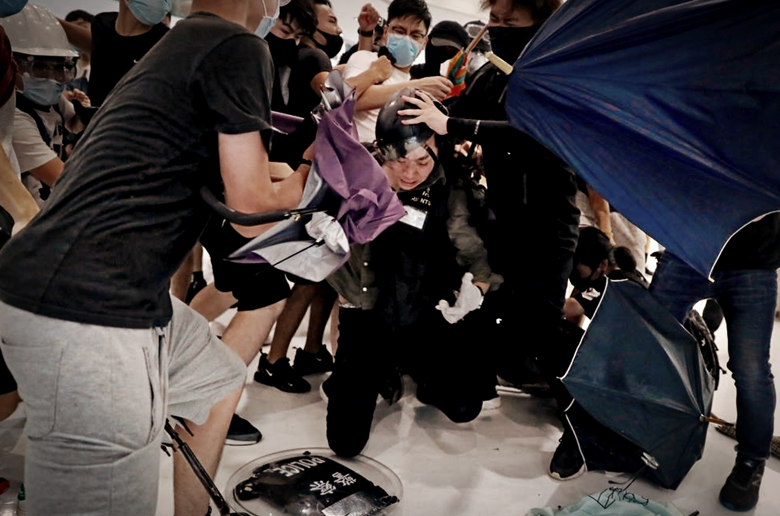 Hong Kong: un policier pris à partie par les manifestants