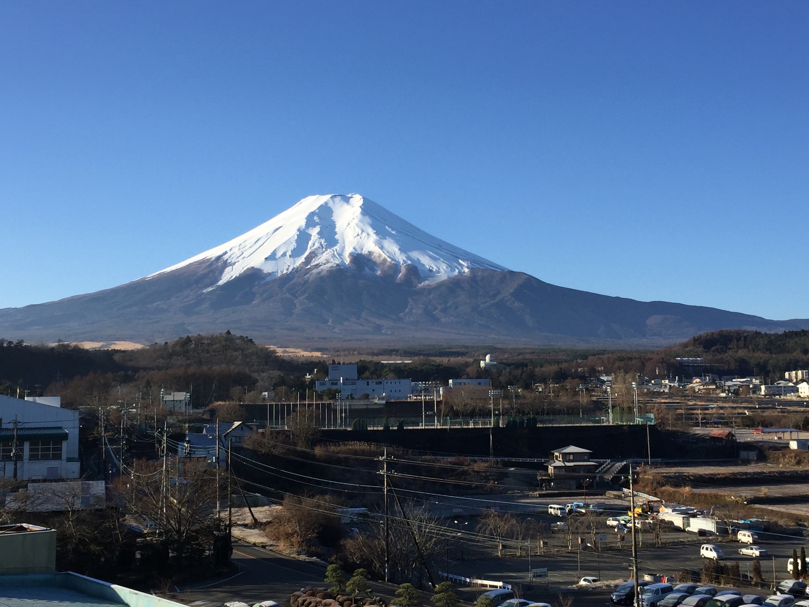 霊峰富士山の姿を眺めながら、夜明けを迎えました。